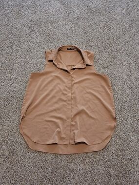 Sleeveless Button-Front Collared Tank Top in Camel Brown